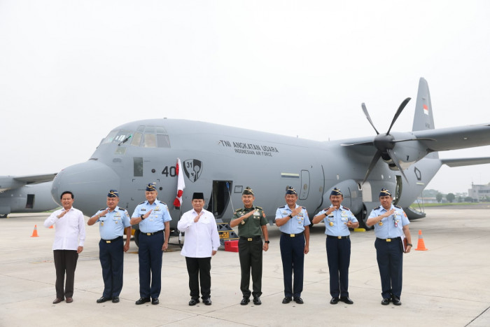 Prabowo Serahkan Pesawat C-130J Super Hercules Baru ke TNI AU