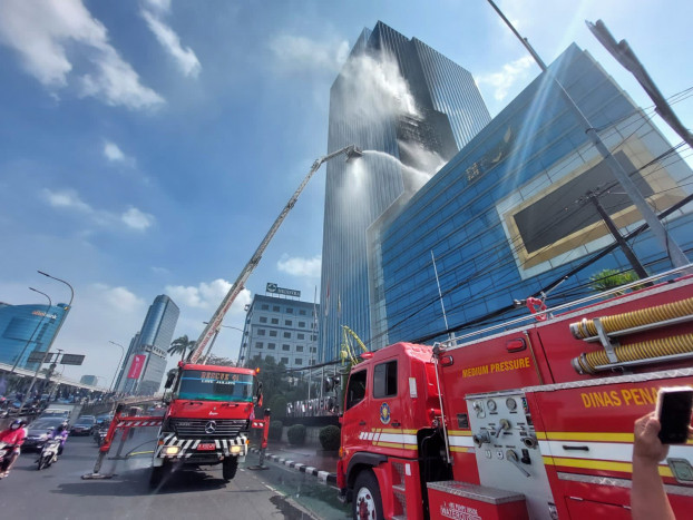 22 Mobil Damkar Dikerahkan untuk Padamkan Api di Lantai 7 Menara K-Link