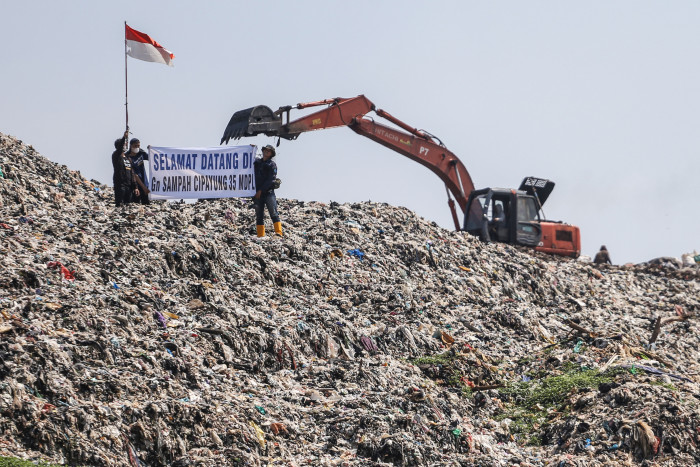 Gunung Sampah TPA Cipayung Depok Ambrol, Lima Rumah Jadi Korban
