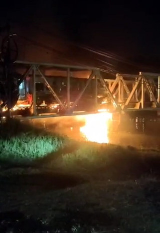 Kereta Api Tabrak Tronton di Semarang, Terjadi Ledakan dan Api Besar yang Membakar Lokomotif
