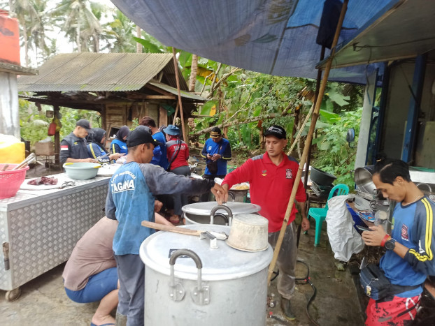 Logistik Terbatas, Tagana Dirikan Dapur Umum di Lokasi Banjir Pangandaran