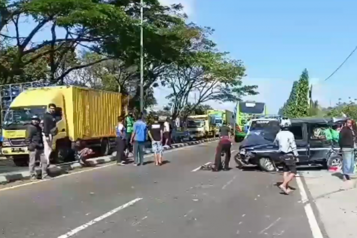 Lima Kendaraan Alami Kecelakaan Beruntun di Pasuruan, Dua Tewas