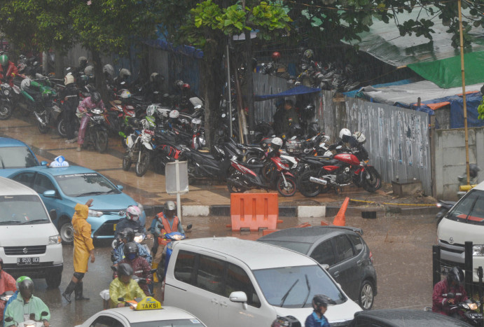 Polisi Tertibkan Parkir Liar di Senopati hingga Gunawarman, Jaksel