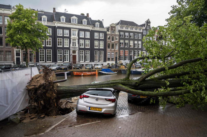 Badai Langka Hantam Belanda dan Jerman, Dua Tewas dan 400 Penerbangan Dibatalkan