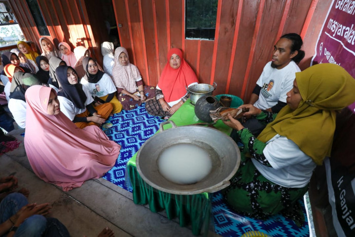 Sukarelawan ini Latih Milenial Bikin Medium Penyimpanan dari Kaleng dan Botol Bekas 