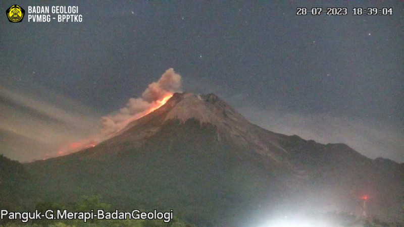 Merapi Muntahkan Material Ratusan Kali, Awan Panas Meluncur Hingga 1,5 KM