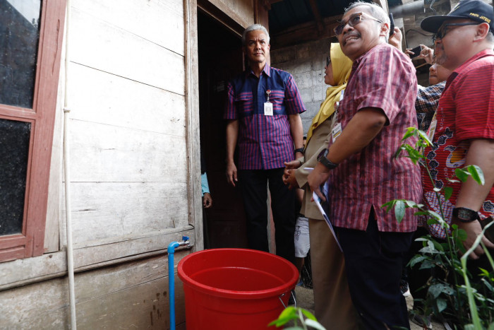 Ganjar Pranowo Beri Bantuan Air Bersih Gratis untuk Warga Kurang Mampu 