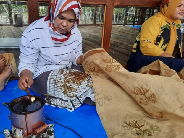 Ibu-Ibu Ikuti Pelatihan Batik Mangrove di Batu Bara Sumut