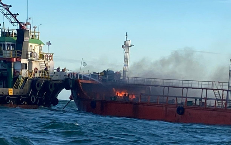 Kapal Tanker Pengangkut 2 Ribu Ton Pertaline Terbakar di Perairan Taboneo Kalsel