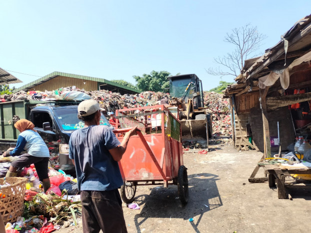 Tumpukan Sampah di Depok Meluber hingga ke Bahu Jalan