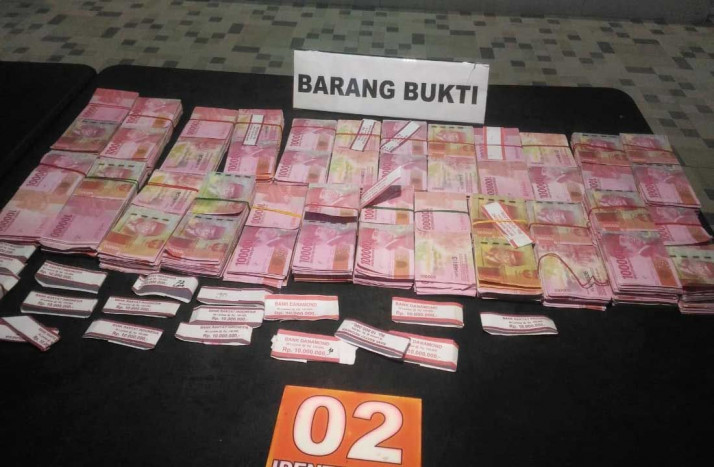 Polisi Gerebek Rumah Produksi Uang Palsu di Garut, Ibu dan Anak Ditangkap