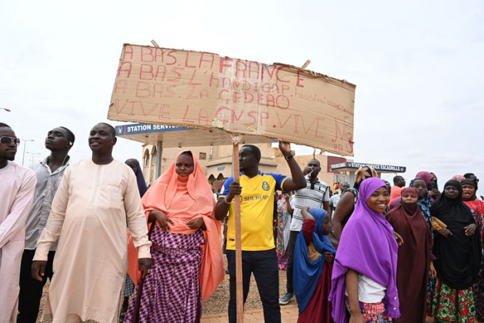 Ribuan Pendukung Kudeta Niger Desak Prancis Angkat Kaki
