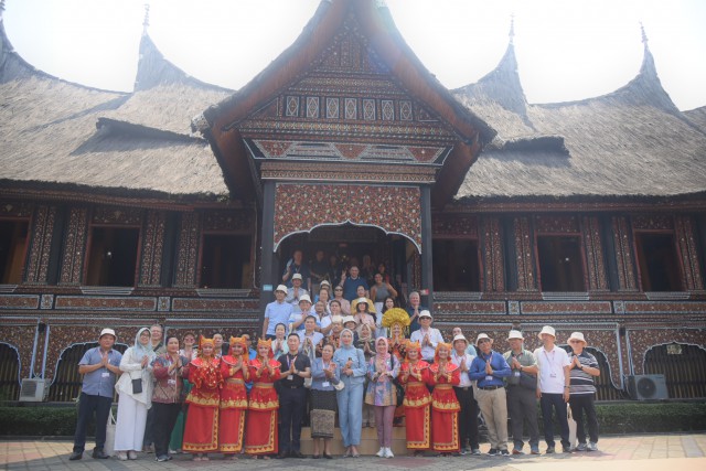 Para Delegasi AIPA Ke-44 Dikenalkan Wajah Kebudayaan Nusantara di TMII