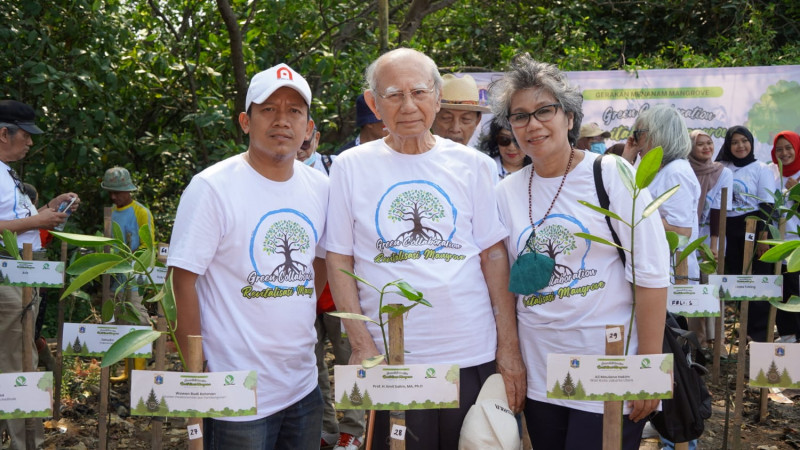 Emil Salim Institute Laksanakan Tanam Pohon Mangrove di Pantura Jakarta
