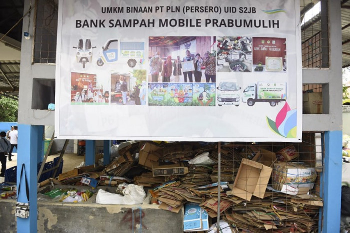 PLN Bantu Lestarikan Lingkungan Lewat Bank Sampah Mobile Prabumulih
