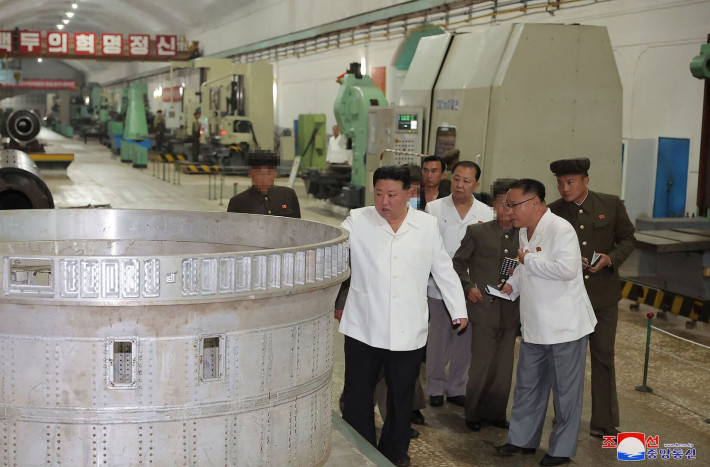 Kim Jong-un Perintahkan Peningkatan Cepat Produksi Rudal dan Peluru Kendali