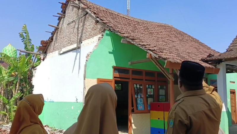 Bangunan Sekolah TK Ambruk Selama 1,5 Tahun, Murid Belajar di Pujasera