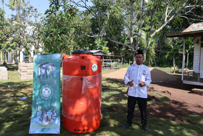 SDG Salurkan Bantuan Tandon Air ke Pondok Pesantren di Kalbar