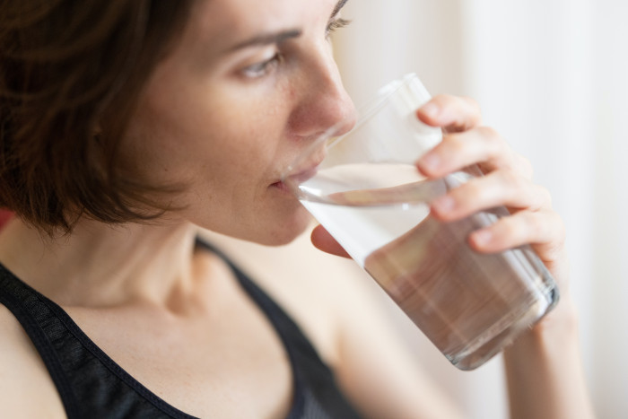 Ahli Jelaskan Banyak Minum Air Sama Bahayanya dengan Dehidrasi
