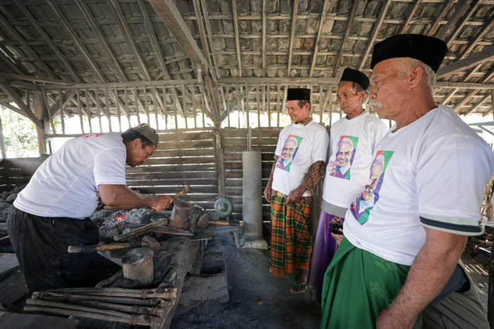 Beri Modal Keterampilan, Kyai Muda Jatim Gelar Pelatihan Pembuatan Pisau dan Arit di Tuban