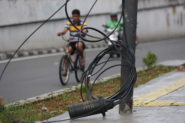 Polisi Respons Keluhan Warga Jagakarsa Terkait Kabel Menjuntai