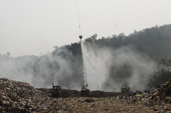 TPA Sarimukti masih Dikepung Asap Tebal, Api Baru Padam 35%  