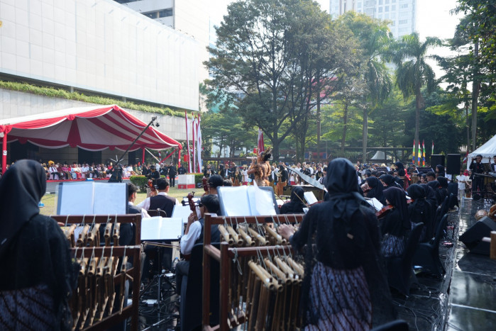 SMK TI Muhamadiyah Cikampek Suguhkan Pertunjukan Orkestra di Kemendikbudristek