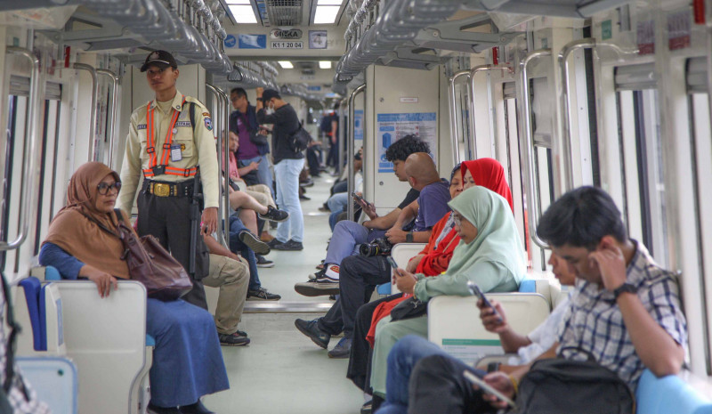 Pengguna Commuter Line yang Naik LRT Jabodebek Bisa Pakai KMT