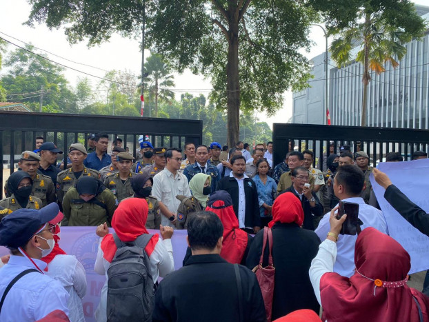 Demo PPDB, Ratusan Guru dan Kepsek SMP Swasta Tangsel Geruduk Kantor DPRD