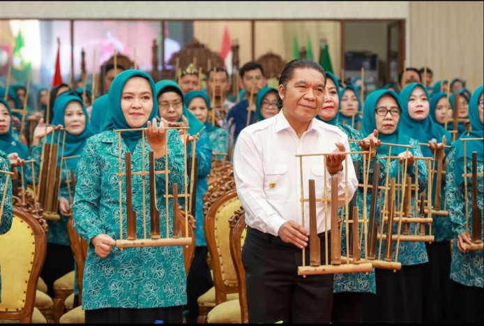 Dampingi TP PKK Banten, Al Muktabar Bangga Indonesia Pecahkan Rekor Dunia Pergelaran Angklung