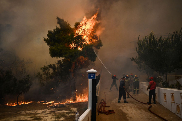 20 Orang Tewas, Penduduk Athena Dievakuasi