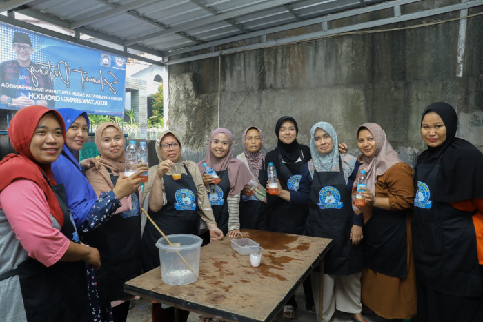 Bekali Ibu Rumah Tangga Keterampilan, Sukarelawan Ini Gelar Pelatihan Membuat Sabun Cuci