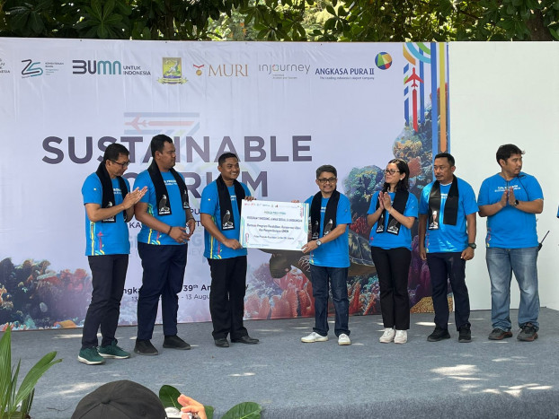 AP II dan Yayasan Kick Andy Bagikan 724 Pasang Sepatu dan Tas Ke Siswa Pulau Seribu