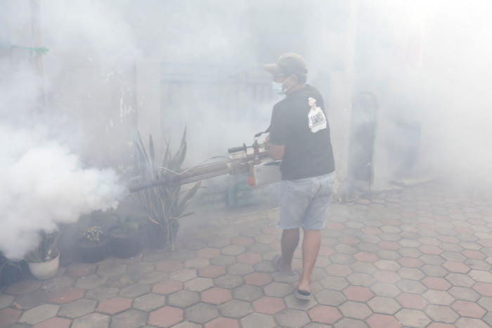 Antisipasi DBD, Sukarelawan ini Gelar Kerja Bakti dan Fogging di Kabupaten Serang
