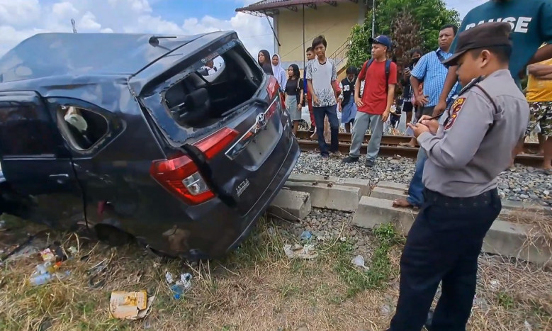 Kereta Api Tabrak Mobil di Tebing Tinggi, 2 Orang Luka Berat