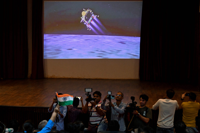 India Jadi Negara Pertama yang Sukses Mendaratkan Pesawat Dekat Kutub Selatan Bulan