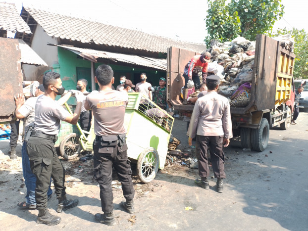 Kapolres Klaten Pimpin Bersih-bersih Sampah di TPS Pasar Gentongan