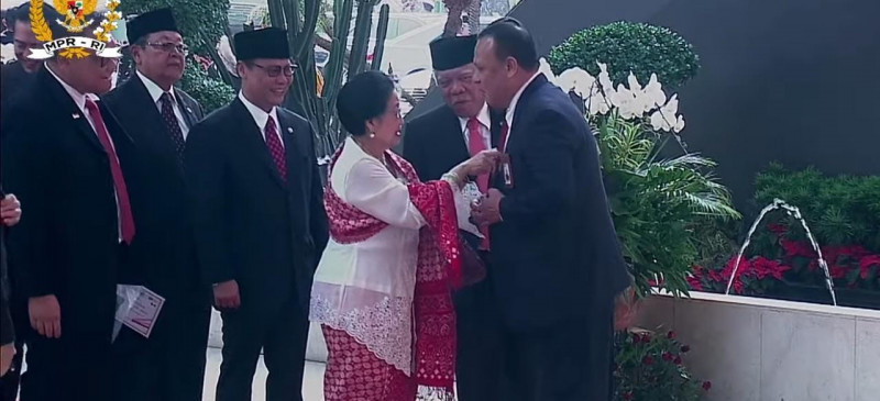 Megawati Terlihat Merapikan Dasi Firli Bahuri di Sidang Tahunan MPR