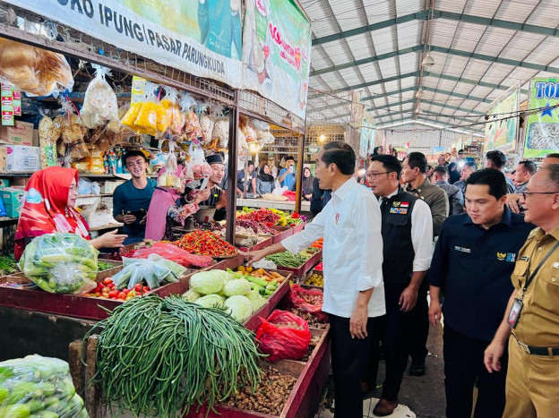 Kunjungi Pasar Parungkuda, Presiden Cek Harga Daging Ayam hingga Bawang Merah