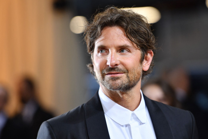 Keluarga Bernstein Bela Keputusan Bradley Cooper Pakai Hidung Palsu di Film