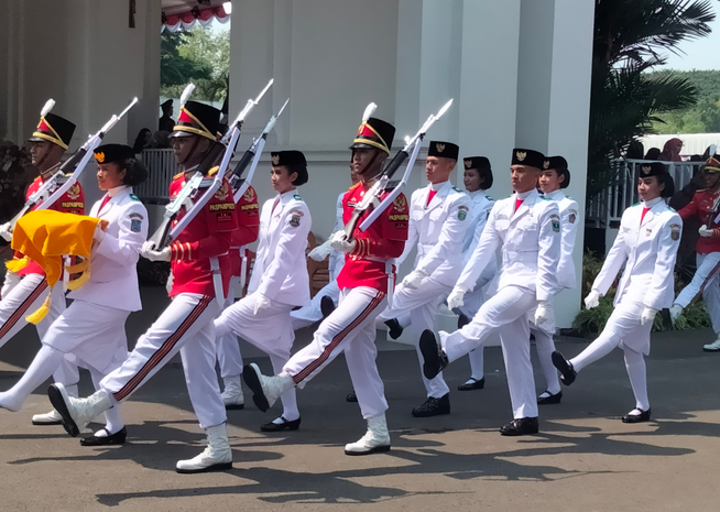 Sepatu Paskibraka Pembawa Baki Bendera Terlepas, saat Upacara di Istana Merdeka