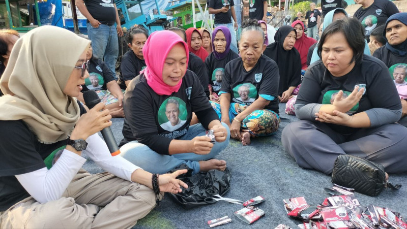 Kowarteg Beri Keteranpilan Mengolah Limbah Bungkus Kopi untuk Ibu-Ibu di Tanjung Priok