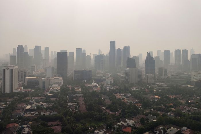 Dinilai Efektif Kurangi Polusi, Penyiraman Air dari Gedung Tinggi segera Diuji Coba