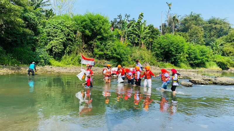Peringati HUT RI, Warga Bogor Gelar Upacara Bendera di Tengah Sungai Ciliwung