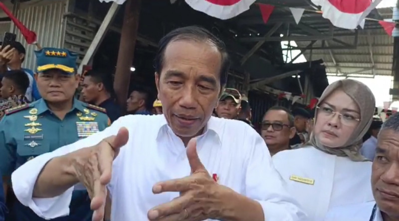 Blusukan ke Pasar Masomba, Presiden Jokowi Bagi Kaus ke Warga 