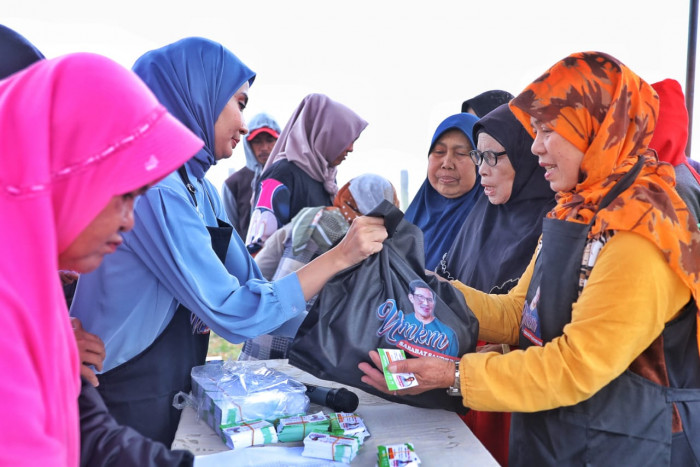 Bantu Penuhi Kebutuhan, Sukarelawan Ini Gelar Bazar Sembako Murah untuk Petani di Pangalengan