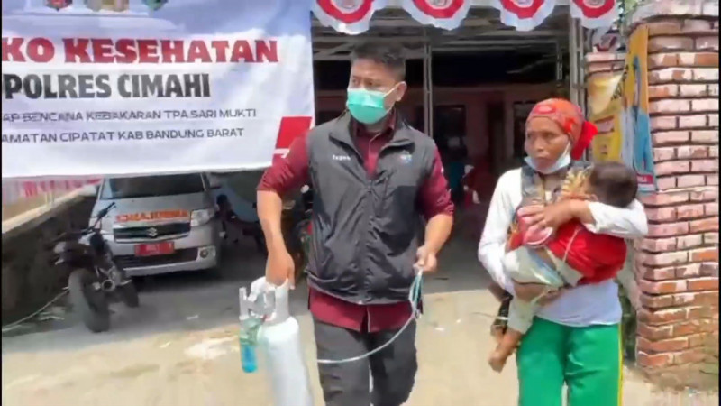 Petugas Evakuasi Balita yang Terkena ISPA karena Asap Kebakaran TPA Sarimukti  