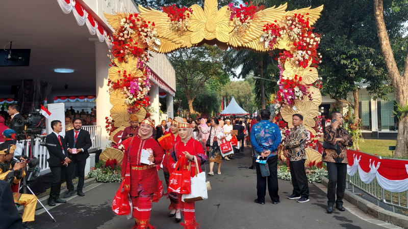 Ribuan Warga Berpakaian Adat Ramaikan Perayaan HUT RI di Istana Merdeka