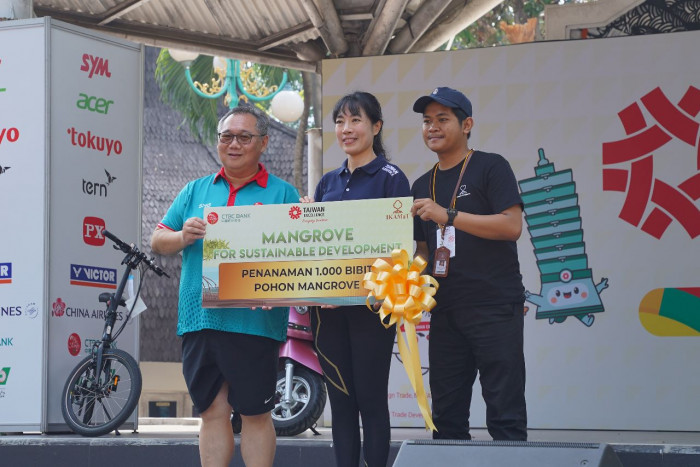 Peduli Kelestarian Alam, PT Bank CTBC Indonesia Donasikan 1.000 Bibit Mangrove