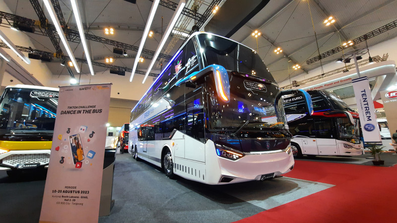 Laksana Rilis Seri Bus Legacy SR3 Double Decker dan Tourista SR3